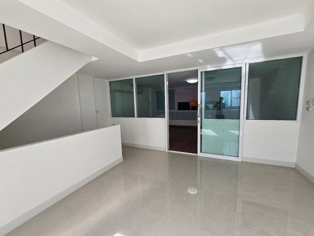 picture 			Shop House For rent  Chuan Chuen Modus Viphavadi Bangkok           - 4/8