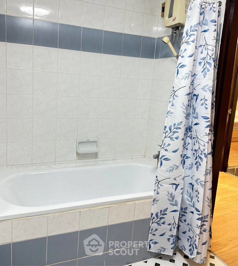 picture Large 5-BR 270 Sqm, Royal Castle Sukhumvit, BTS Phrom Phong (ID 1330026) - 12/25