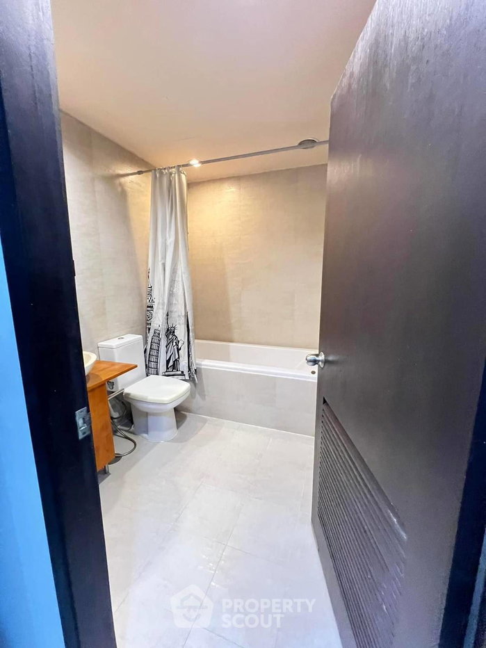 picture Pet-Friendly 28th-Floor 2-BR Wittayu Complex Near BTS Phloen Chit (ID 1740352) - 3/17