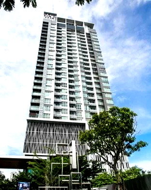 คอนโดให้เช่า : 1 ห้องนอน | 1 ห้องน้ำ | BTS Saphan Taksin | 45 ตร.ม. | 28,000 บาท/เดือน | ชั้น 33 — Rhythm Sathorn กรุงเทพฯ