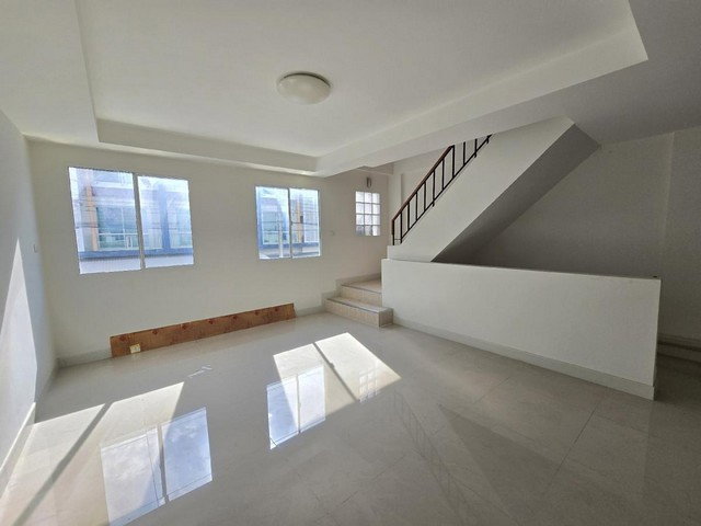 picture 			Shop House For rent  Chuan Chuen Modus Viphavadi Bangkok           - 3/8
