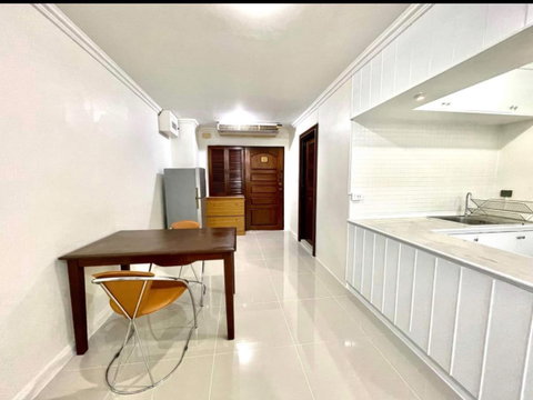 1 ห้องนอน | 1 ห้องน้ำ | BTS Phrom Phong | 51 ตร.ม. | 17,000 บาท/เดือน | ชั้น 25 — Supalai Place Sukhumvit 39 กรุงเทพฯ