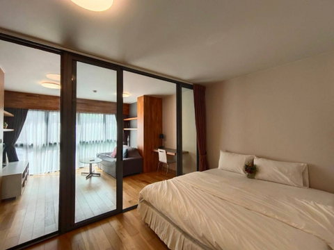 2 ห้องนอน | 2 ห้องน้ำ | MRT Phetchaburi | 81 ตร.ม. | 50,000 บาท/เดือน | ชั้น 15 — Villa Asoke กรุงเทพฯ