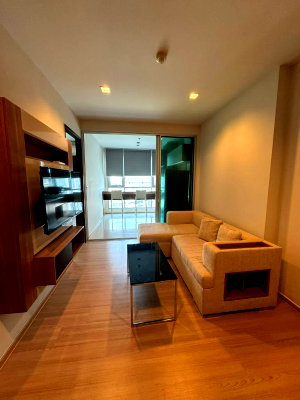 คอนโดให้เช่า : 1 ห้องนอน | 1 ห้องน้ำ | BTS Saphan Taksin | 45 ตร.ม. | 25,000 บาท/เดือน | ชั้น 4 — Rhythm Sathorn กรุงเทพฯ
