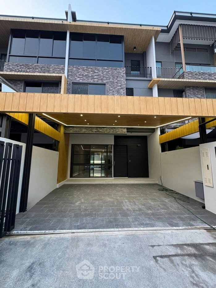 รูป ทาวน์เฮาส์ 3 ห้องนอน ขนาด 224 ตร.ม. Landmark Ekamai-Ramindra ย่านลาดพร้าว (ID 3257103) - รูปที่ 1/14