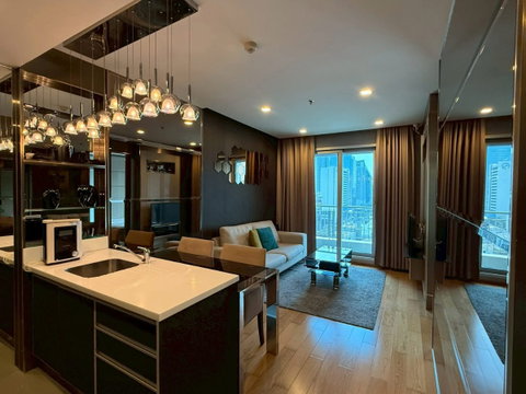 1 ห้องนอน | 1 ห้องน้ำ | MRT Phetchaburi | 45 ตร.ม. | 28,000 บาท/เดือน | ชั้น 10 — The Address Asoke กรุงเทพฯ
