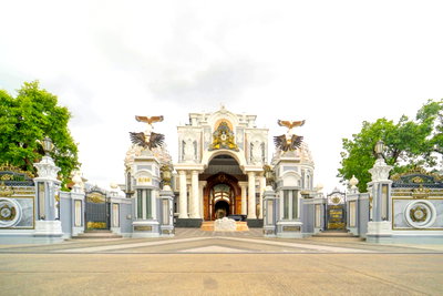 Houses for sale The Brio Mall : Luxury Mansion for Sale in Phutthamonthon Sai 3 Soi 18, set on a large plot of over 2 rai (3,200 sq.m.) with a spacious usable area of 2,950 sq.m.