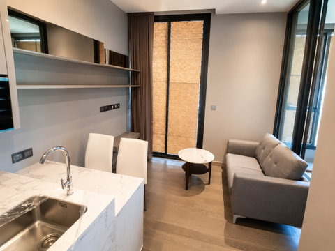 สตูดิโอ | 1 ห้องน้ำ | MRT Phetchaburi | 36 ตร.ม. | 28,000 บาท/เดือน | ชั้น 10 — Esse By Singha Estate กรุงเทพฯ