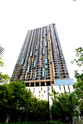 Condos for rent : 1Bed | 1Bath | BTS Thong Lo | 35sqm | THB 22,000/mo | Fl.33 — Oka Haus Sukhumvit 36 Bangkok