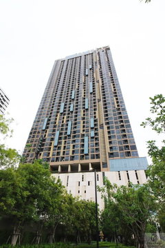 1 ห้องนอน | 1 ห้องน้ำ | BTS Thong Lo | 35 ตร.ม. | 22,000 บาท/เดือน | ชั้น 33 — Oka Haus Sukhumvit 36 กรุงเทพฯ