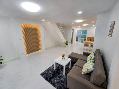 ⭐✨ RH-187 Townhouse for Sale at Rattanathani (Wat Lat Pla Duk Road) ✨⭐