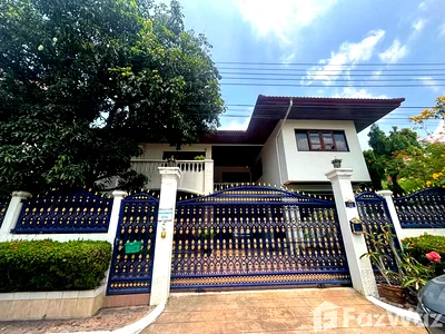 Houses for sale BTS Phra Khanong : 4 Bedroom House for sale in Phra Khanong Nuea, Bangkok  6741381