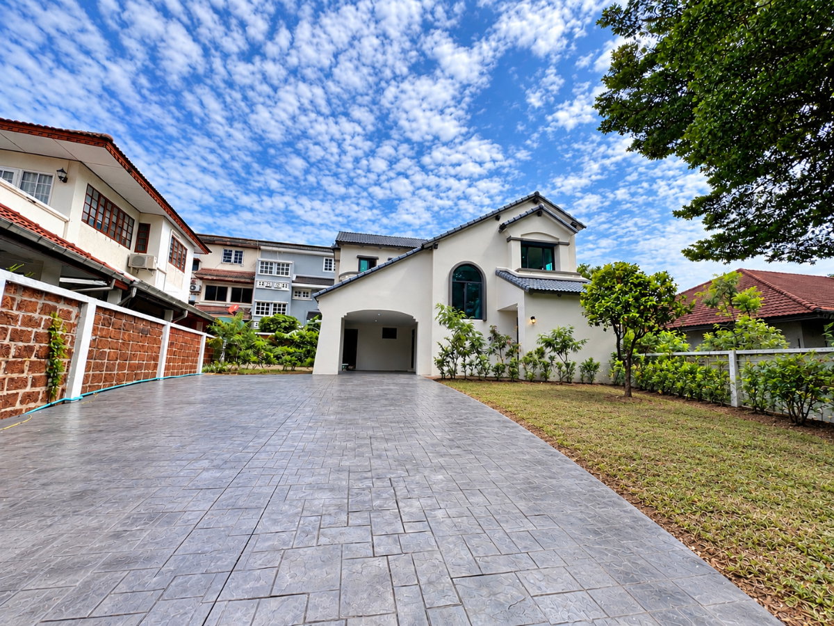 Renovated Detached House for Sale | Ladawan Srinakarin | Large Land Plot | Prime Location Next to MRT Si Dan | 131 Sq.wah |Prime Srinakarin Location