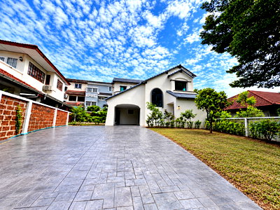 Houses for sale Tesco Lotus Srinakarindra : Renovated Detached House for Sale | Ladawan Srinakarin | Large Land Plot | Prime Location Next to MRT Si Dan | 131 Sq.wah |Prime Srinakarin Location