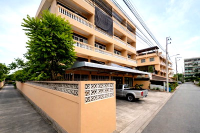 Shophouses for rent Boromarajonani College Of Nursing Bamrasnaradura : 			BangKhunSi Market 300m. MRT FaiChai 699m. 5Storey Commercial Building 3Beds 2Baths conveniently located  MRT BangKhunNon 899m. Makro 460m.          