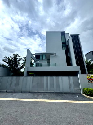 บ้านเดี่ยวให้เช่า : P0922/บ้านหรูหลังริม Vive กรุงเทพกรีฑา | พื้นที่ใช้สอย 421 ตร.ม. ค่าเช่า 250,000 บาท/เดือน