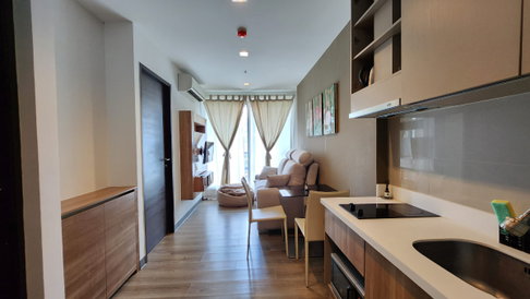 1 ห้องนอน | 1 ห้องน้ำ | BTS Saphan Taksin | 37 ตร.ม. | 22,000 บาท/เดือน | ชั้น 11 — Rhythm Sathorn กรุงเทพฯ