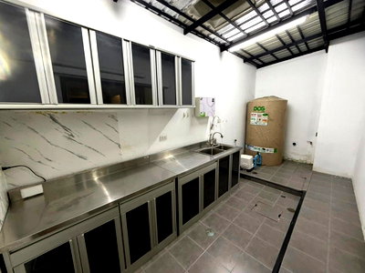 คอนโดให้เช่า : 2 ห้องนอน | 3 ห้องน้ำ | BTS Nopparat | 190 ตร.ม. | 45,000 บาท/เดือน | ชั้น 1 — Townhome กรุงเทพฯ