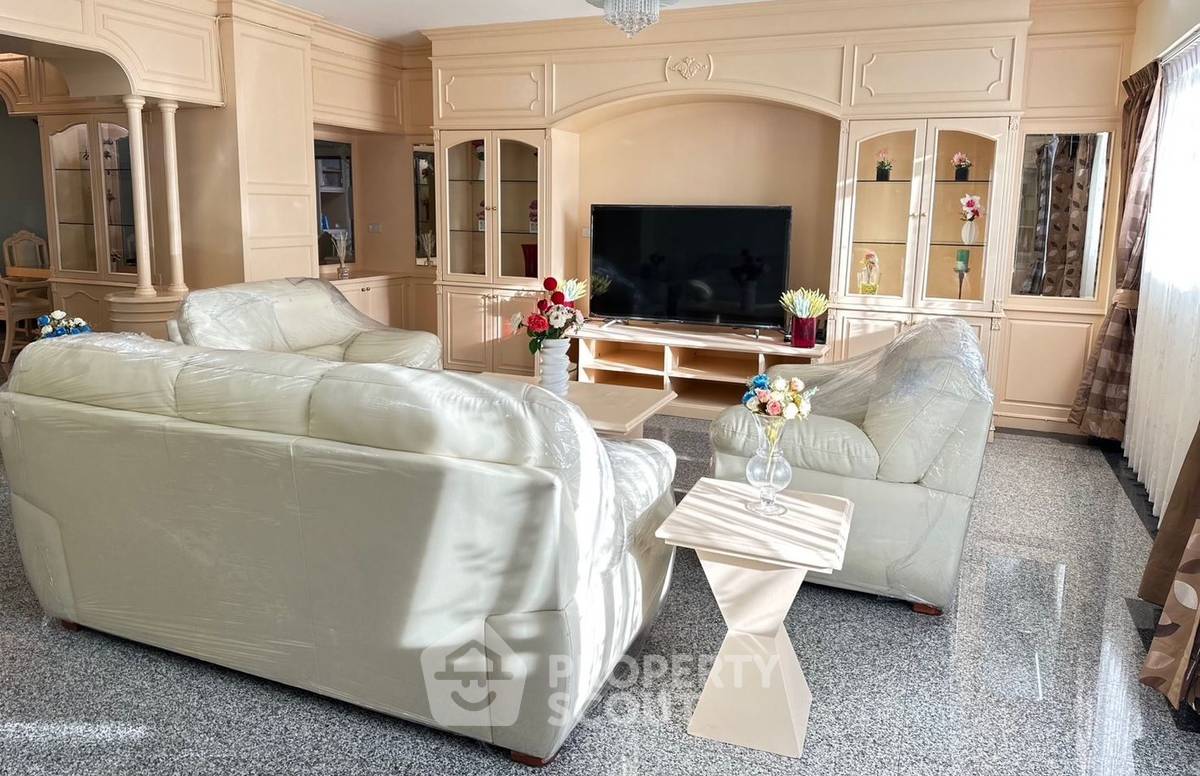 picture Large 5-BR 270 Sqm, Royal Castle Sukhumvit, BTS Phrom Phong (ID 1330026) - 1/25