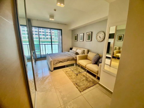 1 ห้องนอน | 1 ห้องน้ำ | BTS Ekkamai | 28 ตร.ม. | 19,000 บาท/เดือน | ชั้น 11 — The Lofts Ekkamai กรุงเทพฯ