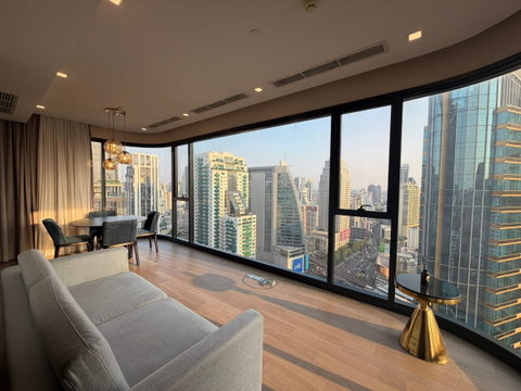 1 ห้องนอน | 1 ห้องน้ำ | BTS Phloen Chit | 49 ตร.ม. | 35,000 บาท/เดือน | ชั้น 22 — Noble Ploenchit กรุงเทพฯ