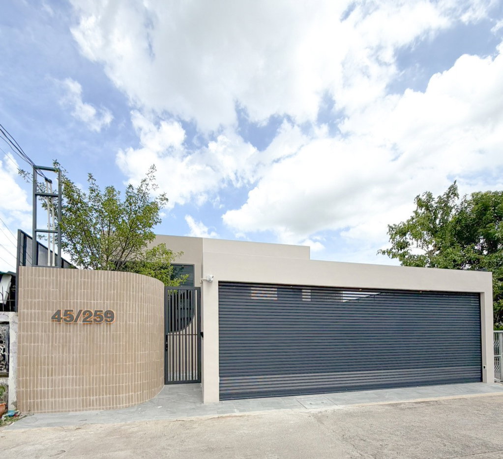 รูป R447 🏡 บ้านเดี่ยวสร้างใหม่ ชั้นเดียว | นวมินทร์ 24 อยู่สบายทุกวัย ไม่ต้องขึ้นลงบันได เพียง 15.15 ล้านเท่านั้น - รูปที่ 1/28