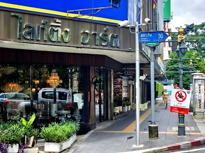 คอนโดให้เช่า : 4 ห้องนอน | 2 ห้องน้ำ | BTS Phrom Phong | 104 ตร.ม. | 65,000 บาท/เดือน | ชั้น 2 — House กรุงเทพฯ