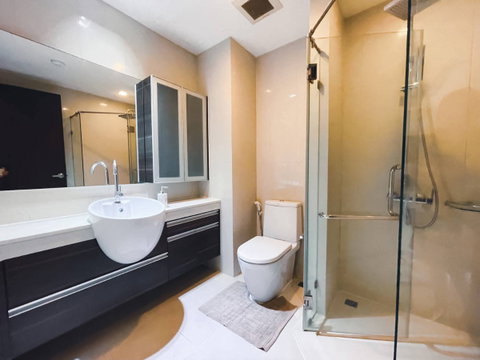 1 ห้องนอน | 1 ห้องน้ำ | BTS Phra Khanong | 41 ตร.ม. | 30,000 บาท/เดือน | ชั้น 40 — Sky Walk Residences กรุงเทพฯ