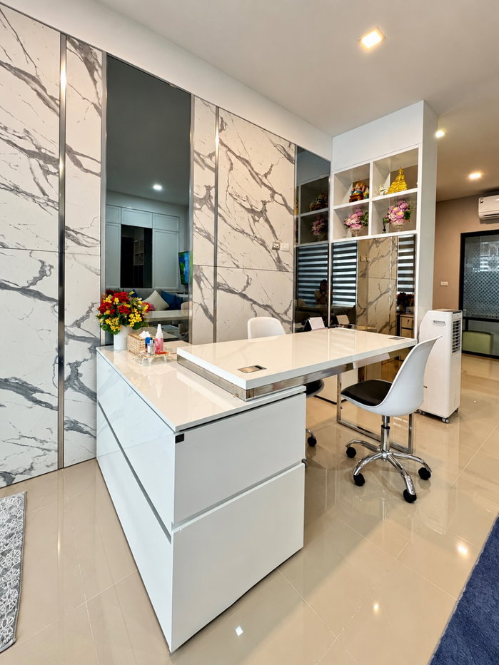 รูป ขายทาวน์โฮม Patio Watcharapol–Ramintra | 3 ชั้น | เฟอร์นิเจอร์ครบ | พร้อมเข้าอยู่ เหมาะสำหรับครอบครัว หรือผู้ที่ต้องการพื้นที่สำหรับ Home Office - รูปที่ 5/23