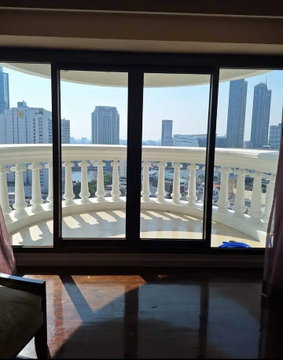 2 ห้องนอน | 3 ห้องน้ำ | BTS Saphan Taksin | 267 ตร.ม. | 120,000 บาท/เดือน | ชั้น 18 — State Tower กรุงเทพฯ