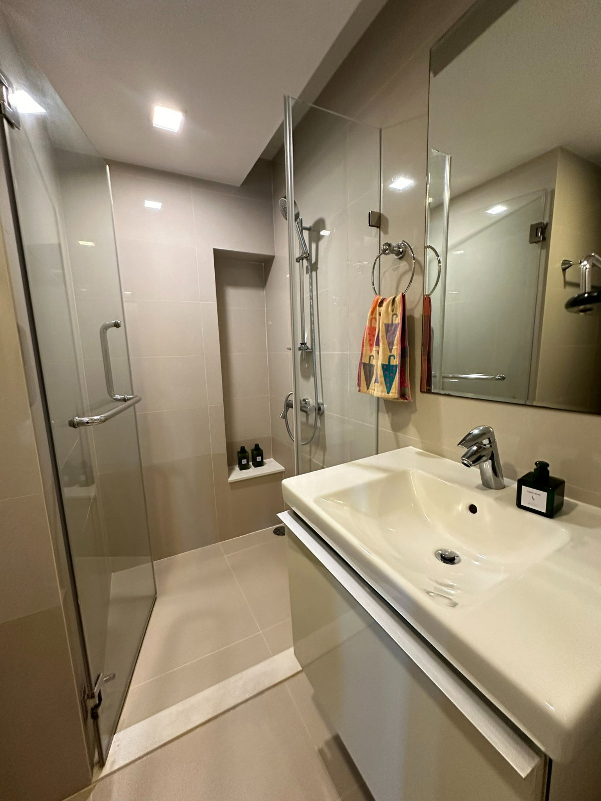 1 ห้องนอน | 1 ห้องน้ำ | BTS Nana | 33 ตร.ม. | 20,000 บาท/เดือน | ชั้น 3 — Focus Ploenchit กรุงเทพฯ