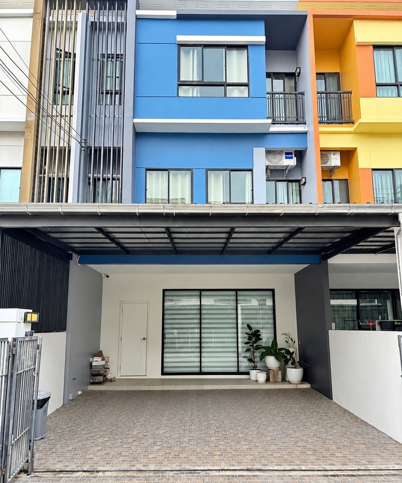 ขายทาวน์โฮม : ขายทาวน์โฮม Patio Watcharapol–Ramintra | 3 ชั้น | เฟอร์นิเจอร์ครบ | พร้อมเข้าอยู่ เหมาะสำหรับครอบครัว หรือผู้ที่ต้องการพื้นที่สำหรับ Home Office