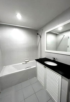 คอนโดให้เช่า : 1 ห้องนอน | 1 ห้องน้ำ | BTS Phrom Phong | 50 ตร.ม. | 20,000 บาท/เดือน | ชั้น 10 — Supalai Place Sukhumvit 39 กรุงเทพฯ