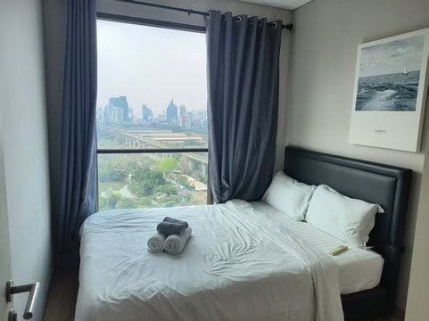 2 ห้องนอน | 1 ห้องน้ำ | BTS Phloen Chit | 42 ตร.ม. | 22,000 บาท/เดือน | ชั้น 22 — Lumpini Suite Phetchaburi - Makkasan กรุงเทพฯ