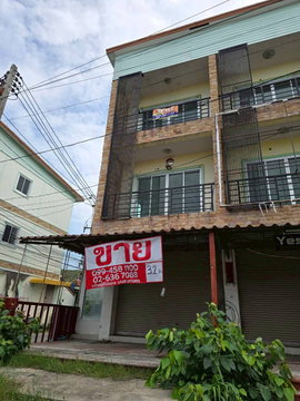 ตึกแถว 3 ชั้น ทำเลถนนสายหลักศรีราชา พื้นที่ใช้สอยรวมประมาณ 25 ตรว ชั้นล่างเปิดร้านค้าได้ทันที