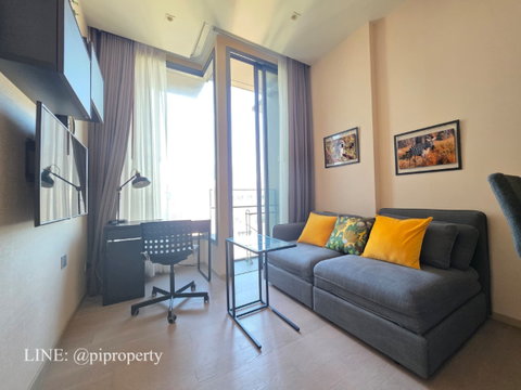 Fully furnished 1Bed unit for rent in Esse Asoke. High floor with a washer and dryer. Top location in Asoke - the heart of Bangkok 