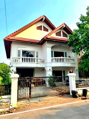 Houses for sale 700 Year Sports Arena Chiang Mai : Thailand House for sale 5 bedroom 60 Square Wa 4500000 Baht.