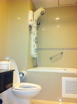 1 ห้องนอน | 2 ห้องน้ำ | BTS Ekkamai | 80 ตร.ม. | 40,000 บาท/เดือน | ชั้น 14 — Nusasiri Grand Condo Ekamai Sukhumvit 42