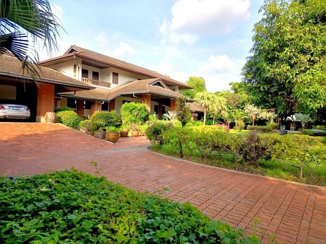 Houses for sale : Spacious Family Home for Sale in Green Valley Golf Community, Bangna