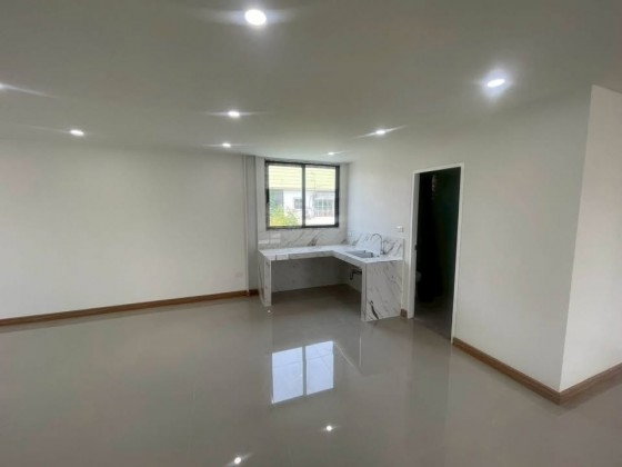 รูป ให้เช่าอาคาร / Home Office + พื้นที่เก็บของ Storage / โกดัง / ติดถนน รัตนาธิเบศร์ ใกล้รถไฟฟ้าสายสีม่วง สถานีไทรม้า / จอดรถ 9 คัน / จดบริษัทได้ - รูปที่ 8/17