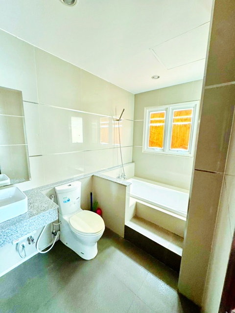 รูป 260906nowsae ให้เช่า ทาวน์เฮ้าส์ รร.นานาชาติเอกมัย บ้าน 3.5 ชั้น AirBnB ทองหล่อ BTS เอกมัย 1.27 กม. ทาวน์โฮม 3นอน 3น้ำพร้อมชั้นลอย 2 หลัง - รูปที่ 4/8