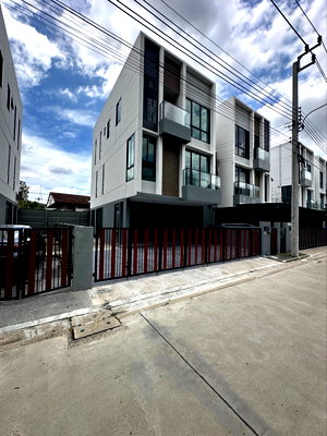 เช่าบ้านแฝด ถนนพหลโยธิน : 🏡✨ ให้เช่าบ้านแฝด 3 ชั้น Nue Noble Connex House Don Mueang | บ้านพื้นที่ใหญ่ ใช้งานได้หลากหลาย จอดรถได้เยอะ