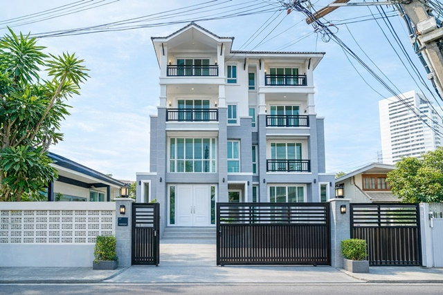 รูป 260906nowsae ให้เช่า ทาวน์เฮ้าส์ รร.นานาชาติเอกมัย บ้าน 3.5 ชั้น AirBnB ทองหล่อ BTS เอกมัย 1.27 กม. ทาวน์โฮม 3นอน 3น้ำพร้อมชั้นลอย 2 หลัง - รูปที่ 8/8