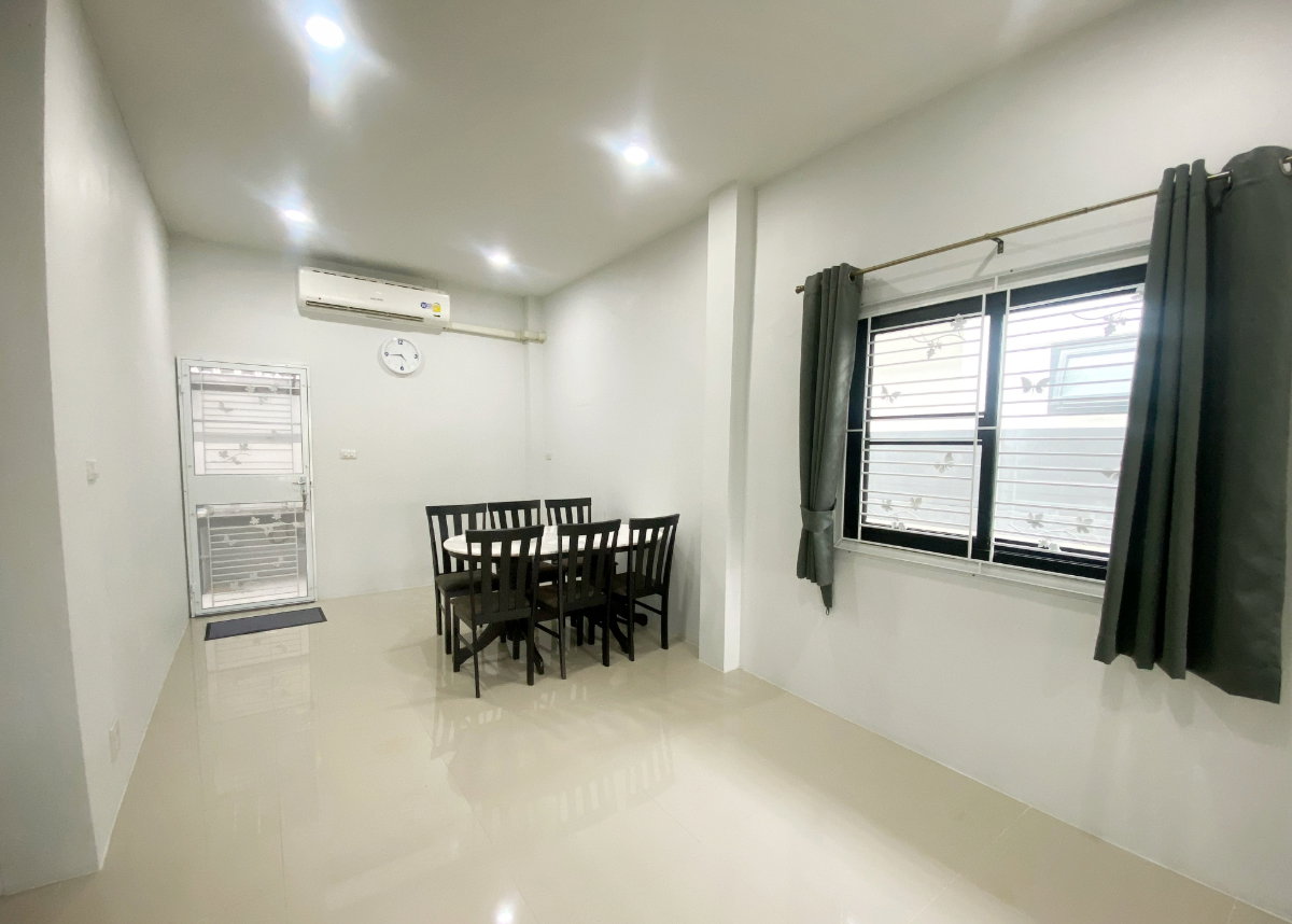 รูป ให้เช่าบ้านเดี่ยวชั้นเดียว ใกล้ รพ.อานัน ขนาด 2 ห้องนอน 2 ห้องน้ำ พร้อมเฟอร์นิเจอร์ครบและเครื่องใช้ไฟฟ้าครบ พร้อมเข้าอยู่ - รูปที่ 10/29