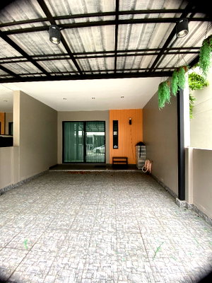 Townhouses for sale Bangna Commercial College : Bargain! The Canvas Sukhumvit-Samrong. Fully furnished and ready to move in.