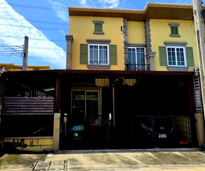 Townhouses for sale : Golden Town 2 Onnut-Pattanakarn (27.2 sq.w.) Sold as-is at a special price! Includes an enclosed pet zone. (Owner Post)
