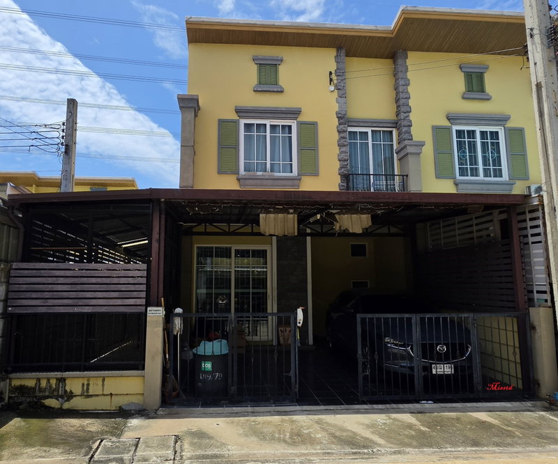 Townhouses for sale : Golden Town 2 Onnut-Pattanakarn (27.2 sq.w.) Sold as-is at a special price! Includes an enclosed pet zone. (Owner Post)
