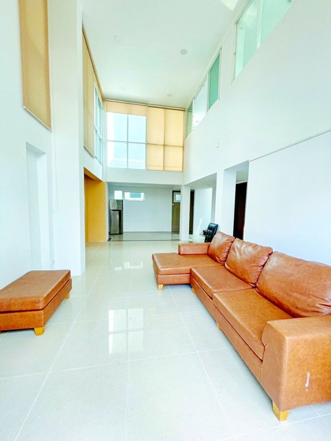 รูป 260906nowsae ให้เช่า ทาวน์เฮ้าส์ รร.นานาชาติเอกมัย บ้าน 3.5 ชั้น AirBnB ทองหล่อ BTS เอกมัย 1.27 กม. ทาวน์โฮม 3นอน 3น้ำพร้อมชั้นลอย 2 หลัง - รูปที่ 3/8