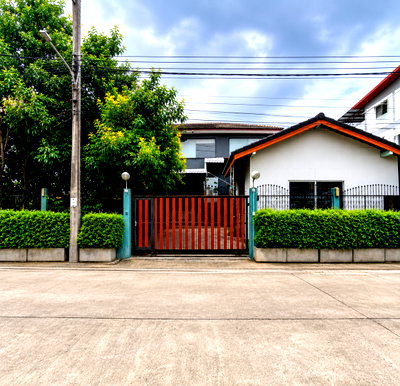 Houses for sale Bangkok : Detached house, Ramintra, 112 sq.wa., 6 bedrooms, 4 bathrooms, parking for 6 cars, with warehouse. Living area 350 sq.m.