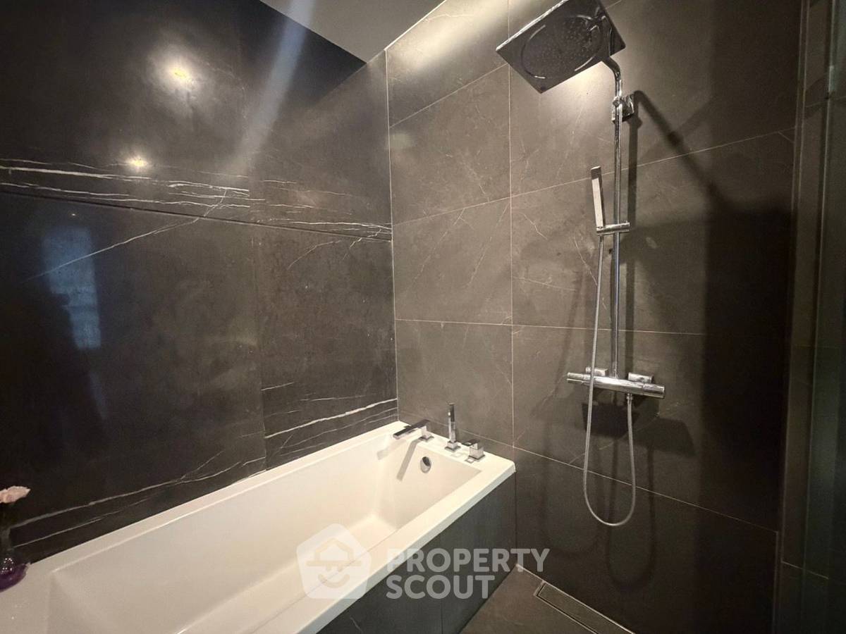 picture 35th-Floor 1-BR At The Esse At Singha Complex Near MRT Phetchaburi (ID 479972) - 10/17